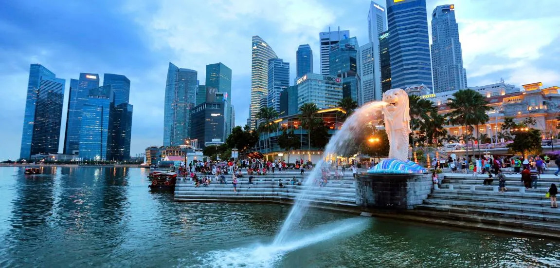 Merlion fountain in Singapore at sunset — Getty Images